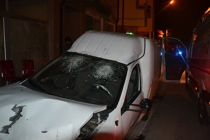 Alkollü sürücü park halindeki kamyonete çarptı!