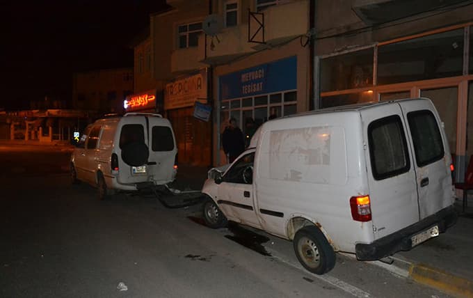 Alkollü sürücü park halindeki kamyonete çarptı!