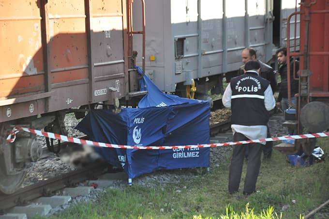 Tren yolunda yanarak feci şekilde can verdi
