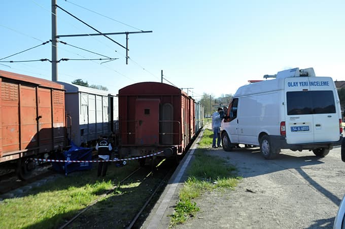 Tren yolunda yanarak feci şekilde can verdi