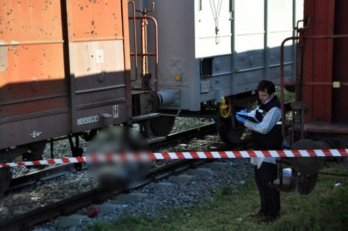 Tren yolunda yanarak feci şekilde can verdi
