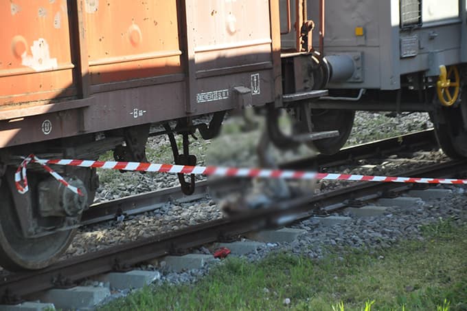 Tren yolunda yanarak feci şekilde can verdi