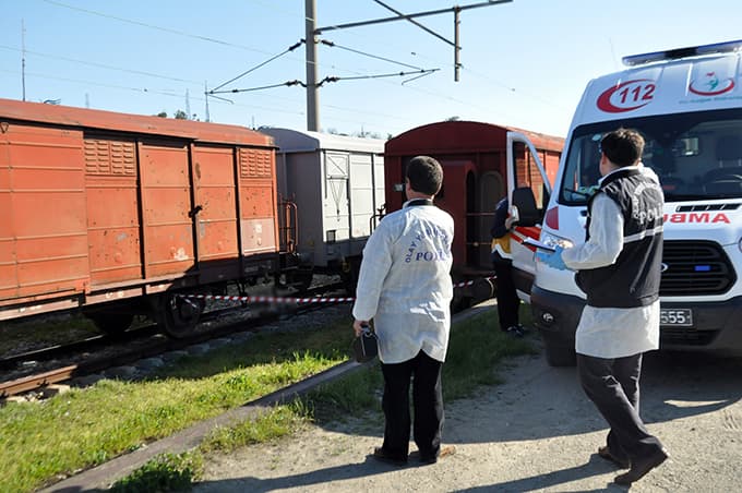Tren yolunda yanarak feci şekilde can verdi
