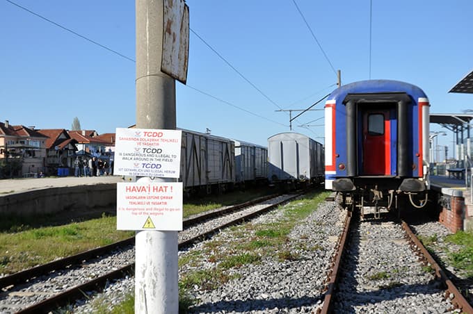 Tren yolunda yanarak feci şekilde can verdi