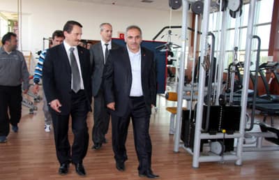 <p><font face="arial,helvetica,sans-serif" size="2"><strong>Gurur Duyuyorum</strong><br /><br />&nbsp;Hendek'teki spor alanlarını gezen Atalay, Uludere kenarına yapılan tartan pist, stadyuma yapılan tartan pistin bir &ccedil;ok şehirde bile olmadığını, maliyetli bir &ccedil;alışma olduğunu belirterek, <font color="#333399">&quot;Hendek'te bunu g&ouml;rmekten gurur duydum&quot;</font> dedi.&nbsp;&nbsp;</font></p><p><font face="arial,helvetica,sans-serif" size="2"><strong><font color="#000000">Hendek &Ccedil;ok Farklı K&uuml;lt&uuml;rlerin Bir Arada Yaşadığı Bir Y&ouml;re</font></strong></font><font face="arial,helvetica,sans-serif" size="2"><br /><br />&nbsp;Atalay, daha sonra kapalı spor salonunu, karate salonunu, g&uuml;reş salonunu ve fitness salonunu gezdi. Burada beden eğitimi &ouml;ğretmenleri, antren&ouml;r ve sporcularla sohbet eden Atalay, Hendek'te alınan dereceleri memnuniyetle karşıladı. Hendek'te alınan dereceler hakkında bilgi veren Hendek Belediye Başkanı İnci, <font color="#333399">&quot;Hendek &ccedil;ok farklı k&uuml;lt&uuml;rlerin bir arada yaşadığı bir y&ouml;re. &Ccedil;ok zengin etnik insanlarımızın yaşadığı il&ccedil;emiz tam bir sporcu yatağı halindedir. Şu ana kadar alınan dereceler D&uuml;nya ve Avrupa şampiyonlarımızda bu s&ouml;z&uuml;m&uuml;z&uuml; doğrulamaktadır. Şu ana kadar biz belediye olarak &uuml;zerimize d&uuml;şeni yaptık. Bundan sonra da yapacağız. Ancak bize bir kapalı spor salonu şart&quot;</font> diye konuştu.</font></p>