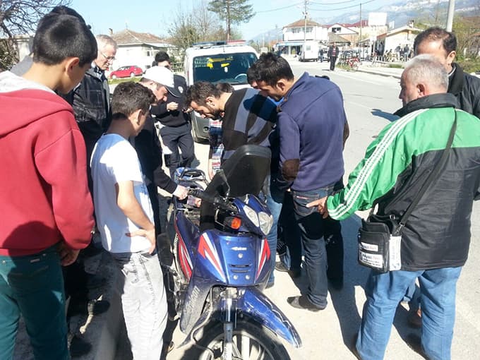 Motosiklet ile bisiklet çarpıştı