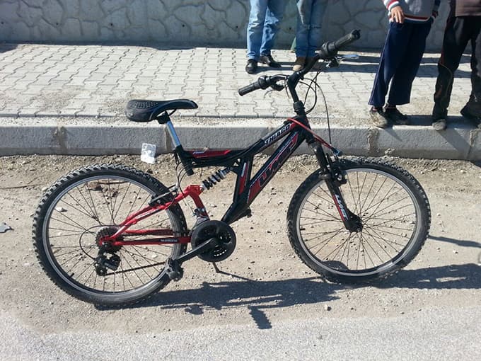 Motosiklet ile bisiklet çarpıştı