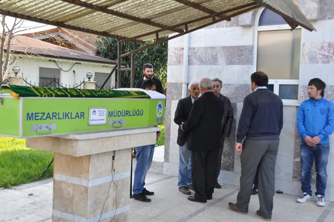 Tren yolunda yanarak feci şekilde can verdi