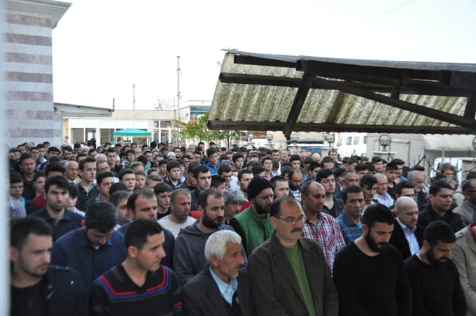 Tren yolunda yanarak feci şekilde can verdi