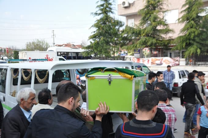 Tren yolunda yanarak feci şekilde can verdi