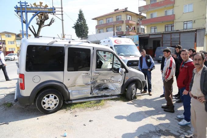 Otomobil panelvanla çarpıştı: 6 yaralı!
