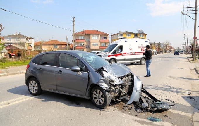 Otomobil panelvanla çarpıştı: 6 yaralı!