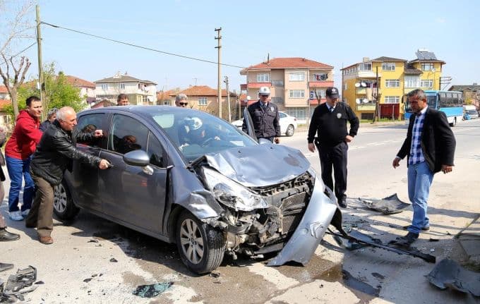 Otomobil panelvanla çarpıştı: 6 yaralı!