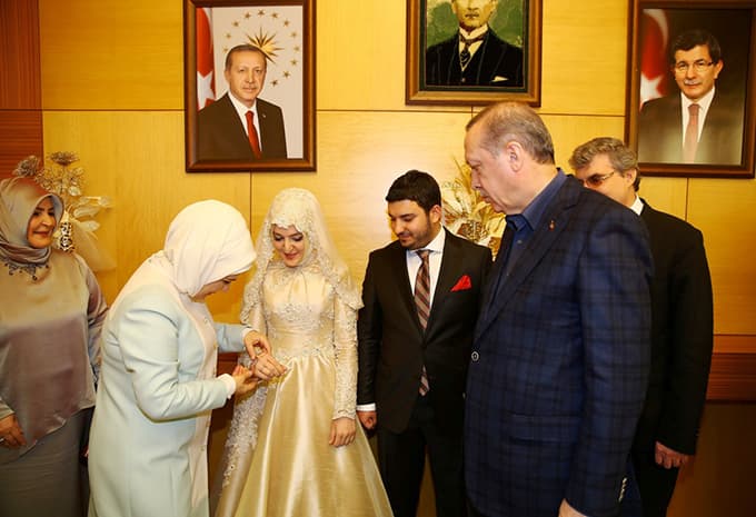Bir Cumhurbaşkanı iki vali eşliğinde nişan