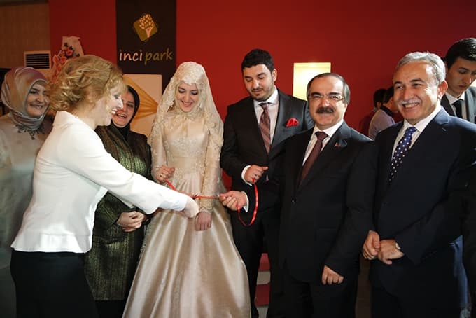 Bir Cumhurbaşkanı iki vali eşliğinde nişan