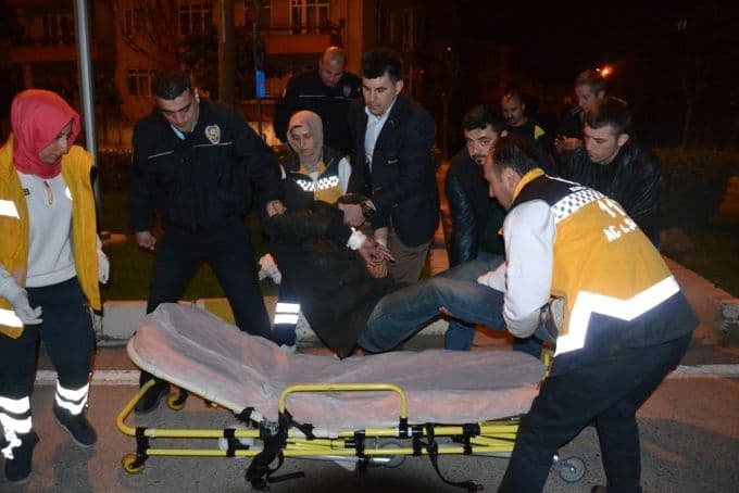 Bileklerini keserek intihara kalkıştı