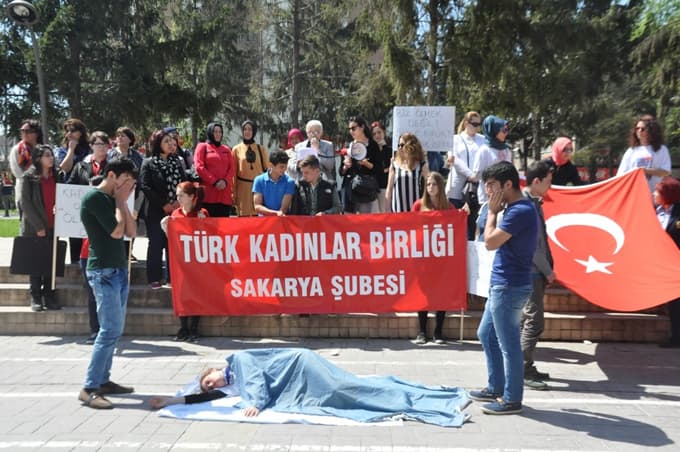 TKB üyeleri kadına şiddeti protesto etti