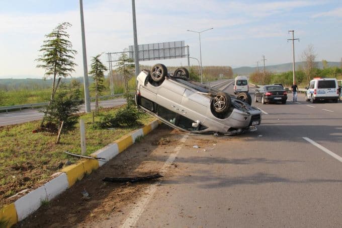 Kontrolden çıkan otomobil, takla attı