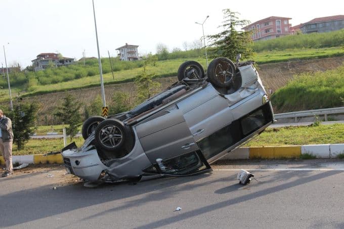 Kontrolden çıkan otomobil, takla attı