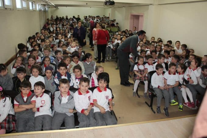Öğrencilerden tiyatro oyununa yoğun ilgi