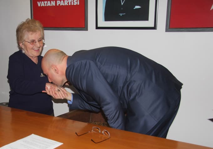 Şefika Turnuk emekli maaşını Vatan Partisi'ne bağışladı 