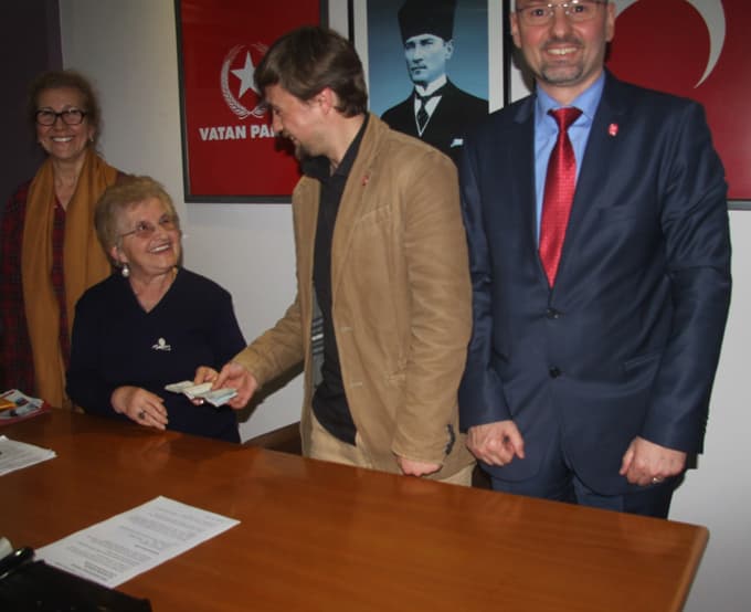 Şefika Turnuk emekli maaşını Vatan Partisi'ne bağışladı 