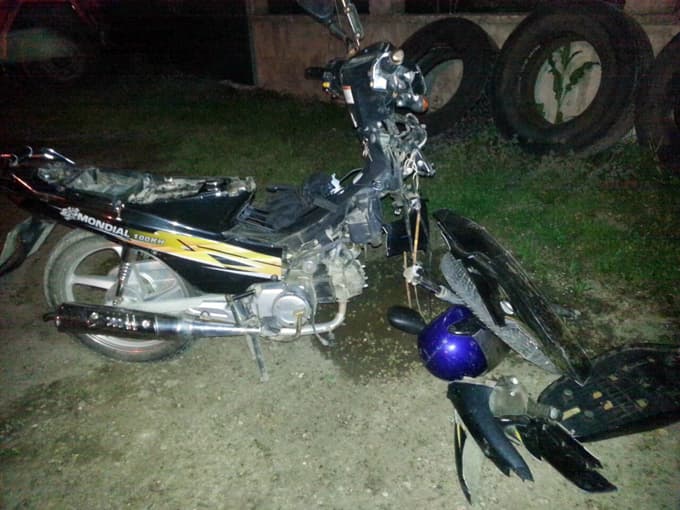 Motosiklet önce yayaya sonra otomobile çarptı