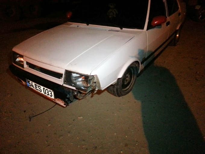 Motosiklet önce yayaya sonra otomobile çarptı