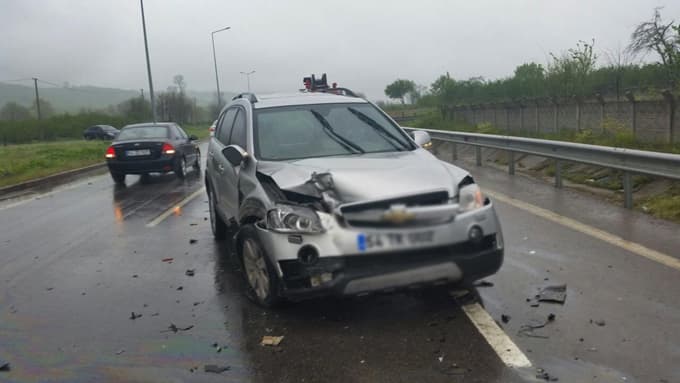 Sakarya'da iki otomobil çarpıştı: 4 yaralı 