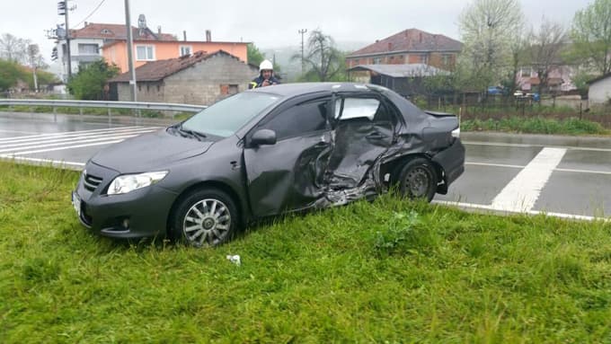 Sakarya'da iki otomobil çarpıştı: 4 yaralı 