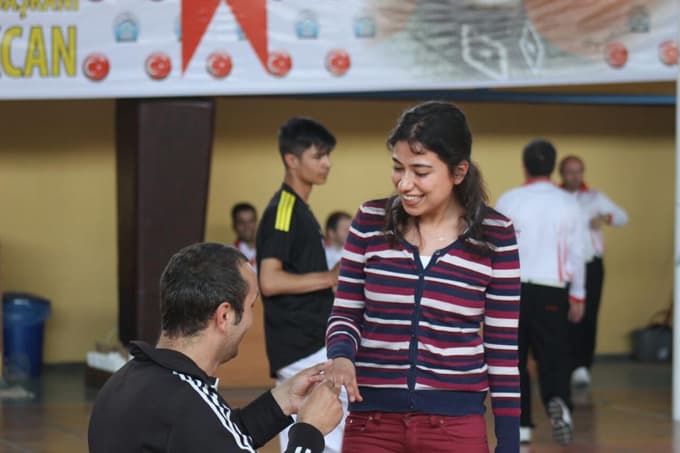 Voleybol maçında evlilik teklifi 