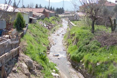 <font face="Arial" size="2">Pamukova il&ccedil;esinde yıllardır sorun olan Karadere, Pamukova Belediyesi ve DSİ tarafından ıslah ediliyor. &Ccedil;alışmalar kapsamında ilk olarak 1400 metrelik kısım ıslah edildi. Kalan 400 metrelik alanda ıslah &ccedil;alışmalarını denetleyen Belediye Başkanı Hikmet Feridun Turan, derede k&ouml;t&uuml; g&ouml;r&uuml;nt&uuml;n&uuml;n bittiğini s&ouml;yledi. Turan, &quot;<font color="#333399">Dere &ccedil;ok olumsuz g&ouml;r&uuml;nt&uuml; oluşturuyor ve dağlardan gelen sel sularını taşıyamıyordu. İl&ccedil;eyi muhtemel sel baskınlarına karşı koruyamaz haldeydi. Ge&ccedil;en yılki ıslahtan sonra son kısmını da DSİ ile m&uuml;ştereken belediyemiz iş&ccedil;iliğiyle bitiriyoruz.&quot;</font> dedi.<br /></font>