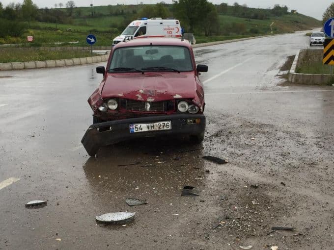 Başka araçla çarpışan otomobil tarlaya uçtu