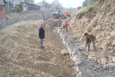 <font face="Arial" size="2">Islahın son derece d&uuml;ş&uuml;k maliyetle yapıldığını ifade eden Turan, <font color="#333399">&quot;İş başına geldiğimiz 2004 yılında Zeytinlik Bayırı'ndan gelecek yağmur sularını, 5000'lik b&uuml;zlerle Karadere'nin başlangıcı olan Babam Sultan T&uuml;rbesi &ouml;n&uuml;ne kadar getirmiş, dereye bağlamıştık. Sonra derenin şehir i&ccedil;i ge&ccedil;iş kısmını ge&ccedil;en yıl ıslah ettik. Şimdi ise yukarı mezarlık &ouml;n&uuml;nden Babam Sultan T&uuml;rbesi'ne kadar ıslah işlemi yapılıyor. B&ouml;ylelikle dağlardan gelen yağmur suları sele sebebiyet vermeden Sakarya Nehri'ne ulaşıyor&quot;</font> diye konuştu. Başkan Turan, Karadere'deki ıslah &ccedil;alışmalarının 20 g&uuml;n i&ccedil;inde tamamlanacağını s&ouml;yledi.</font>