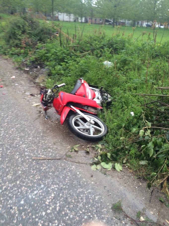 Motosiklet minibüsle çarpıştı!