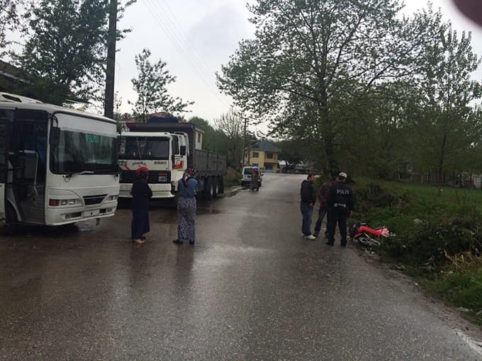 Motosiklet minibüsle çarpıştı!