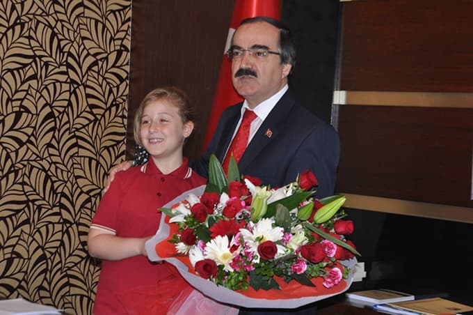 Vali Coş, koltuğunu Zeynep'e teslim etti