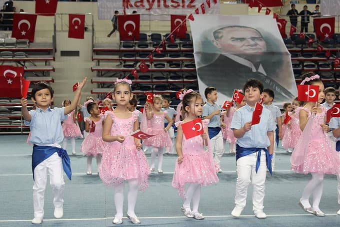 Vali Coş, koltuğunu Zeynep'e teslim etti