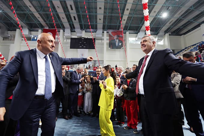 Vali Coş, koltuğunu Zeynep'e teslim etti