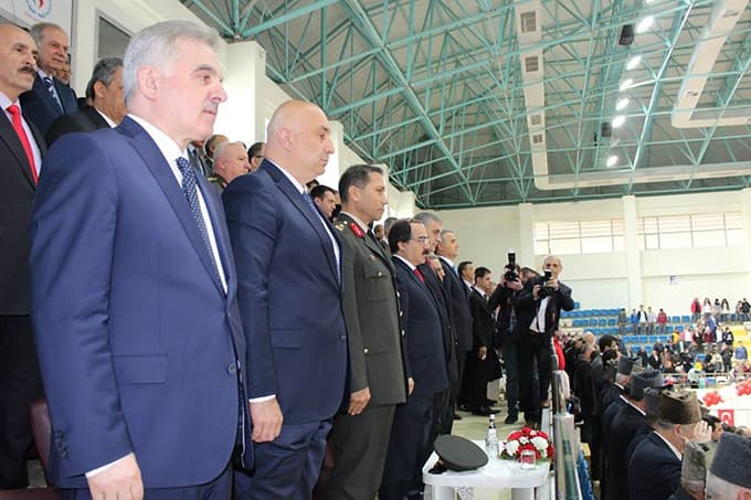 Vali Coş, koltuğunu Zeynep'e teslim etti