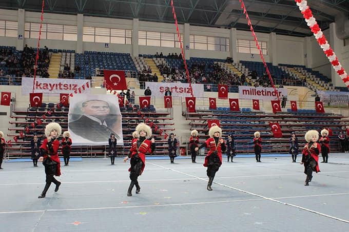 Vali Coş, koltuğunu Zeynep'e teslim etti