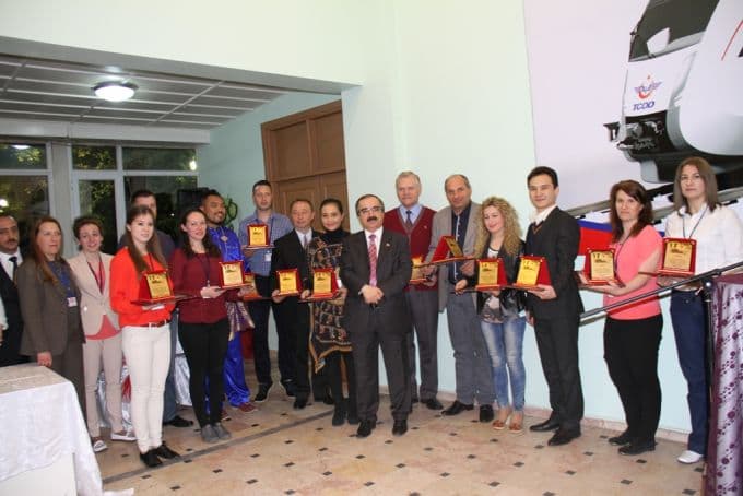 Vali Coş'a o hediyeyi Mustafa İsen verdi