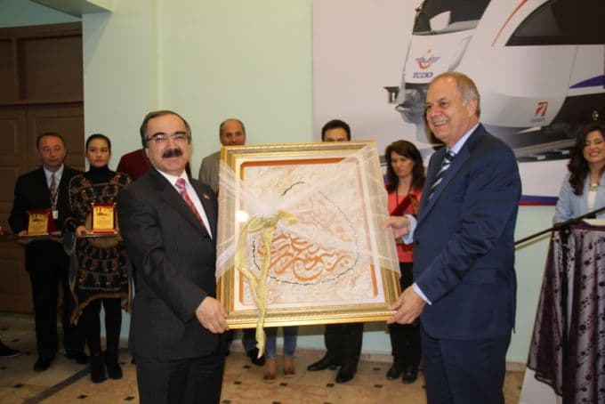 Vali Coş'a o hediyeyi Mustafa İsen verdi