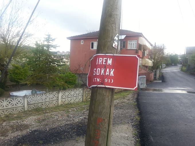 Yan yatan direk tehlike saçıyor