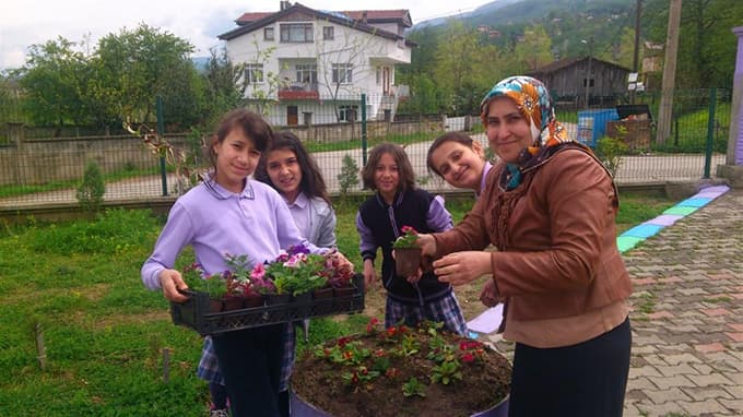 Harçlıklarıyla aldıkları çiçekleri, okul bahçesine diktiler 