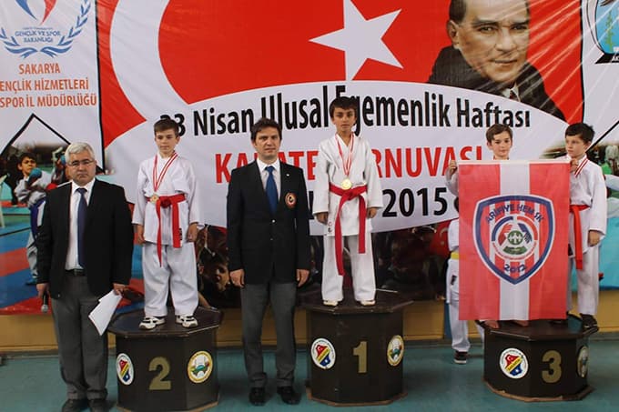 Arifiyeli karatecilerden madalya yağmuru