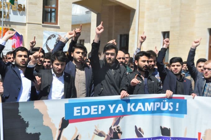 SAÜ'de "Bahar şenlikleri" protesto edildi