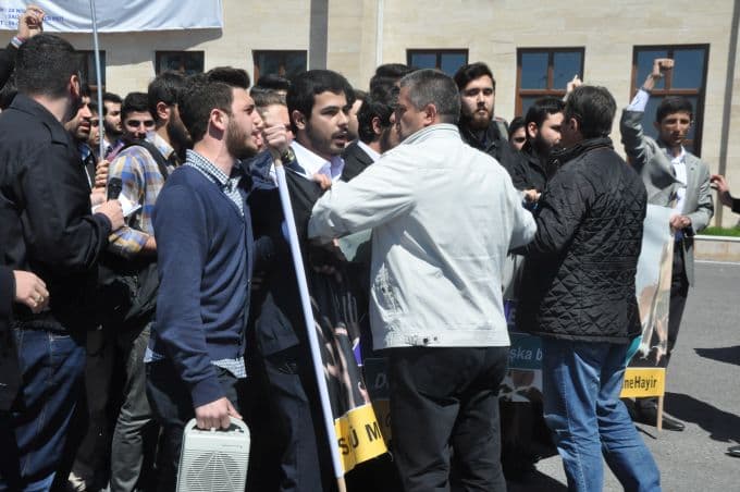 SAÜ'de "Bahar şenlikleri" protesto edildi