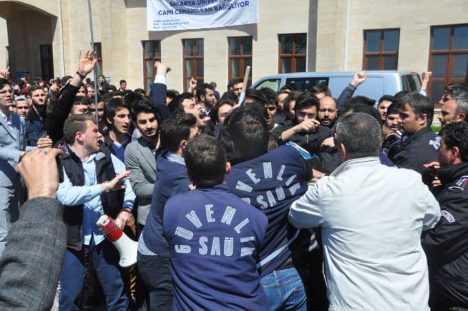 SAÜ'de "Bahar şenlikleri" protesto edildi