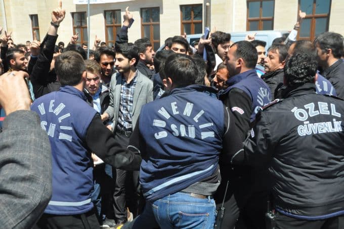 SAÜ'de "Bahar şenlikleri" protesto edildi